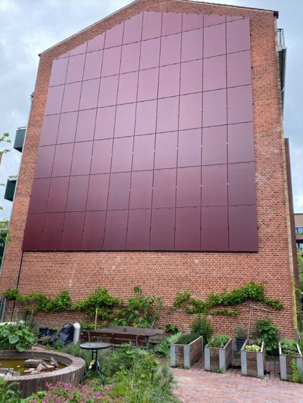 Façade photovoltaïque bordeaux sur un pignon en briques