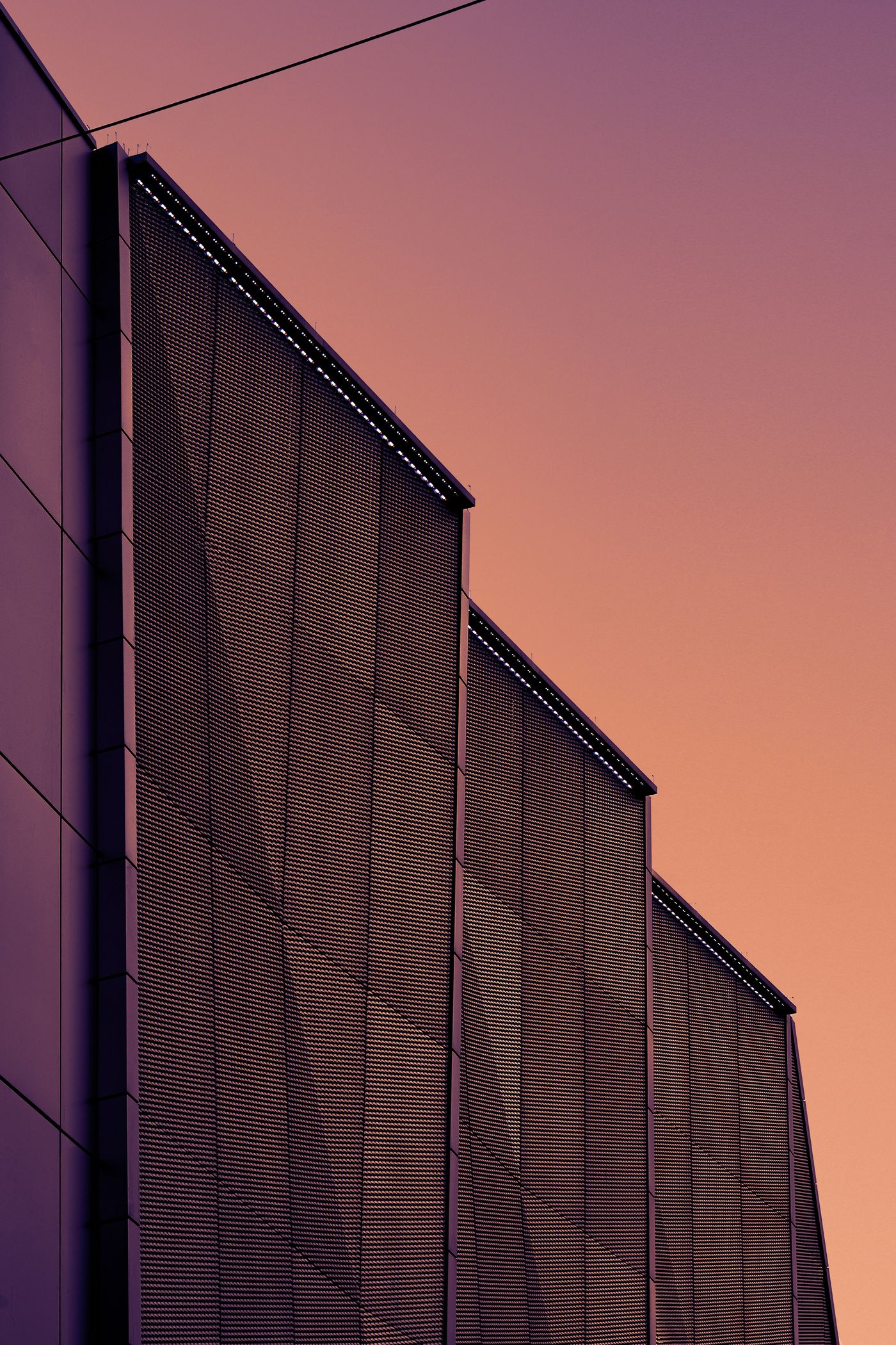 Façade métallique perforée à la lumière du soir