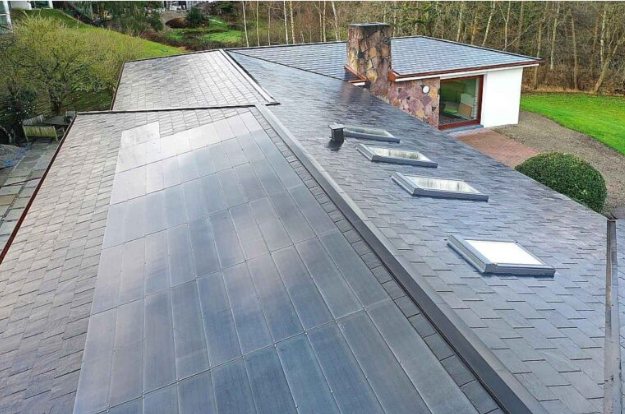 Toiture photovoltaïque ardoise avec fenêtres de toit