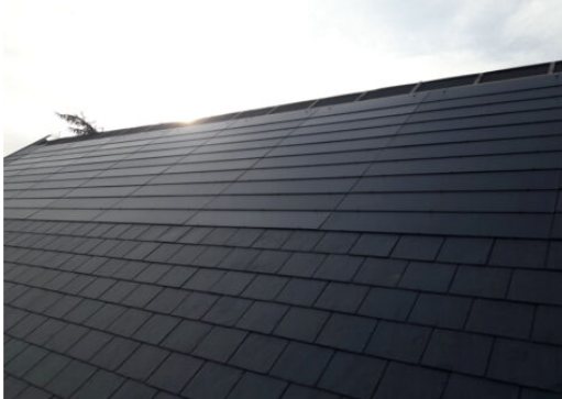 Toiture photovoltaïque noire à l'aspect ardoise
