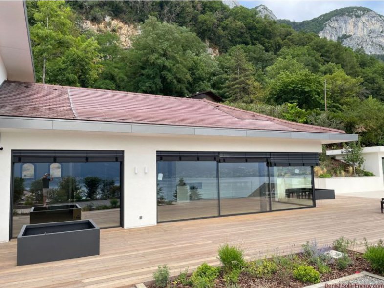 Toiture photovoltaïque terracotta d'une maison en montagne